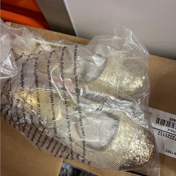 DISNEY PRINCESS SHINY GLITTER GOLD SHOES - Picture 2 of 4